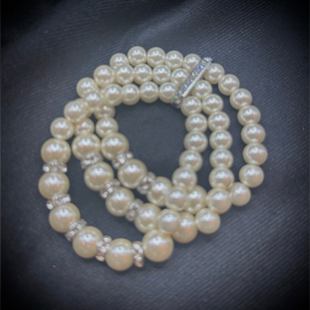 Elegant Pearl Bracelet with Silver Accents